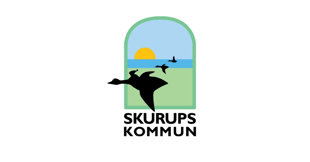 Skurups kommuns logotyp, svart silhuett med Nils Holgersson sittandes på en flygande gås. Gäss i bakgrunden, grönt fält, hav, blå himmel med en sol.