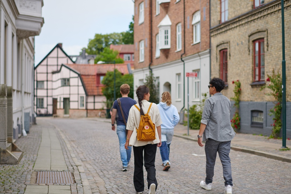 Fyra studenter går längs med Tomegapsgatan i Lund