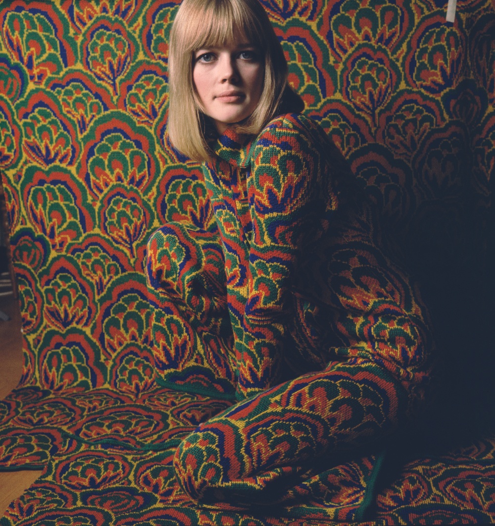 Foto: Claës Lewenhaupt.
Plaggen i grovstickad ull med fantasifulla mönster och djärva färgkombinationer är karaktäristiska Katjaplagg, som här i en för tiden typisk hemmapyjamas i mönstret Vallmo från höstkollektionen 1966. 