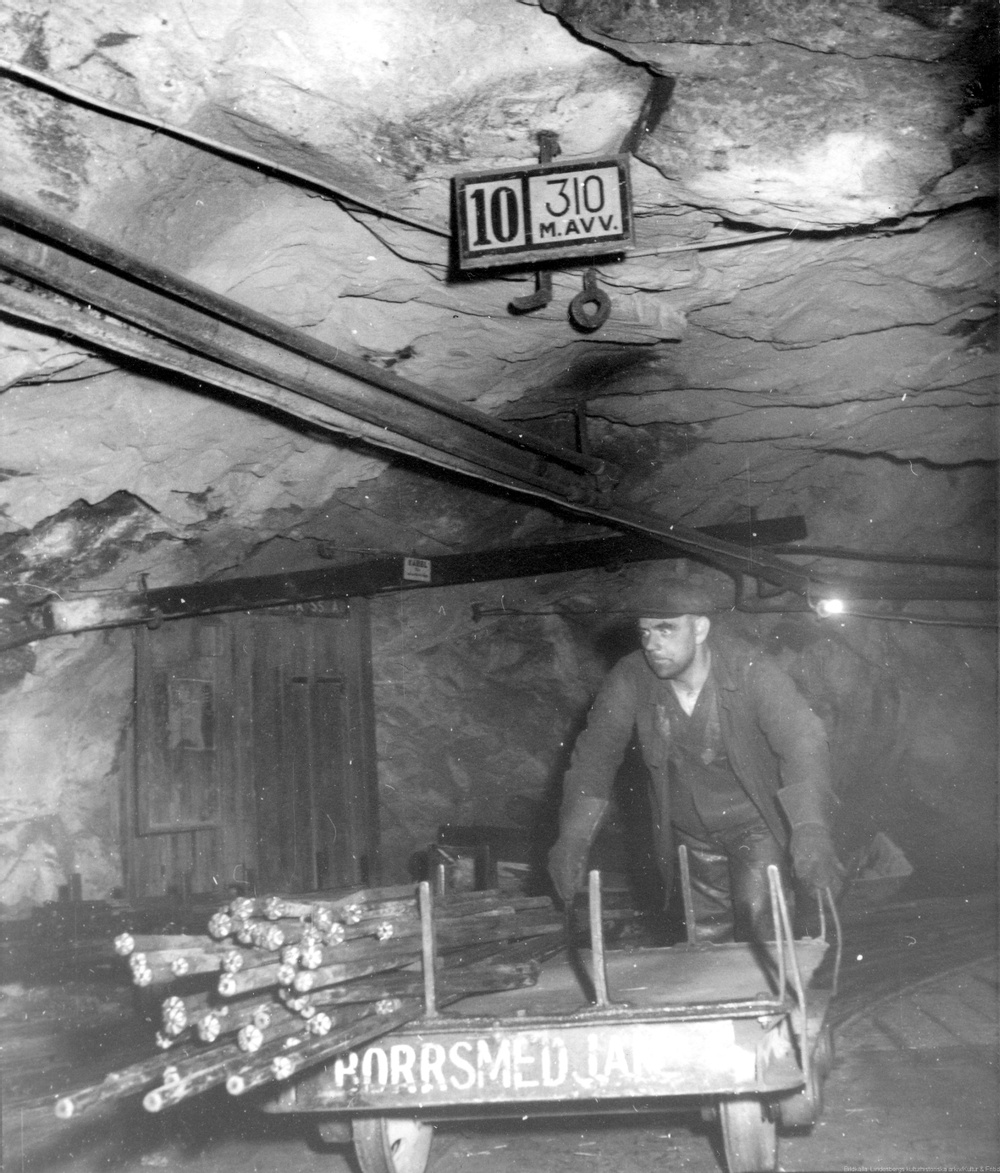 Svartvit bild på en arbetare i borrsmedja i Stripa gruva.
