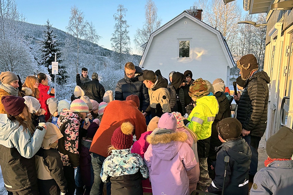 Tävlingsledare och träslöjdlärare Tony Nilsson tar emot tävlingsbidragen från alla tävlingsdeltagare (både elever och personal).