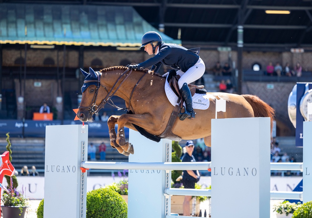 Ryttare Angelica Augustsson Zanotelli hoppar under GCT i Stockholm. Foto: Roland Thunholm