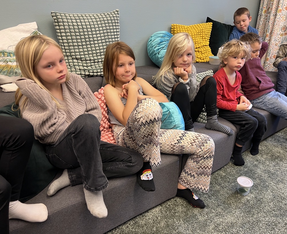 Barn från Bredöls skola som idag besöker sagorummet för första gången. 