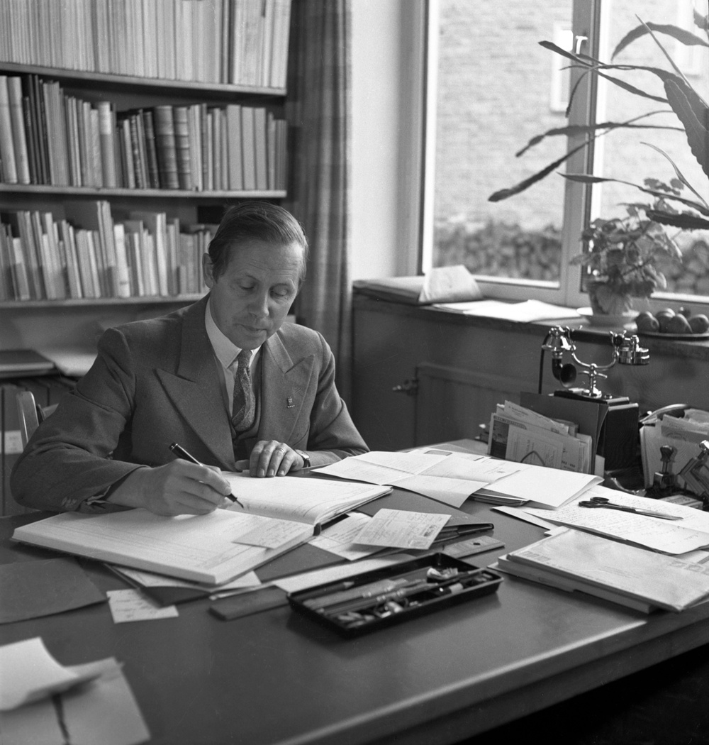 Bengt Cnattingius i sitt arbetsrum på Östergötlands museum 1945.