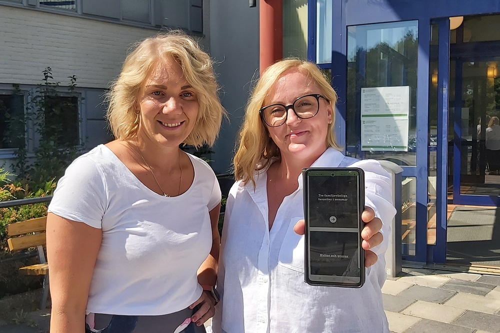 Helena Randefelt och Linda Grönkvist utanför kommunhuset i Lindesberg.