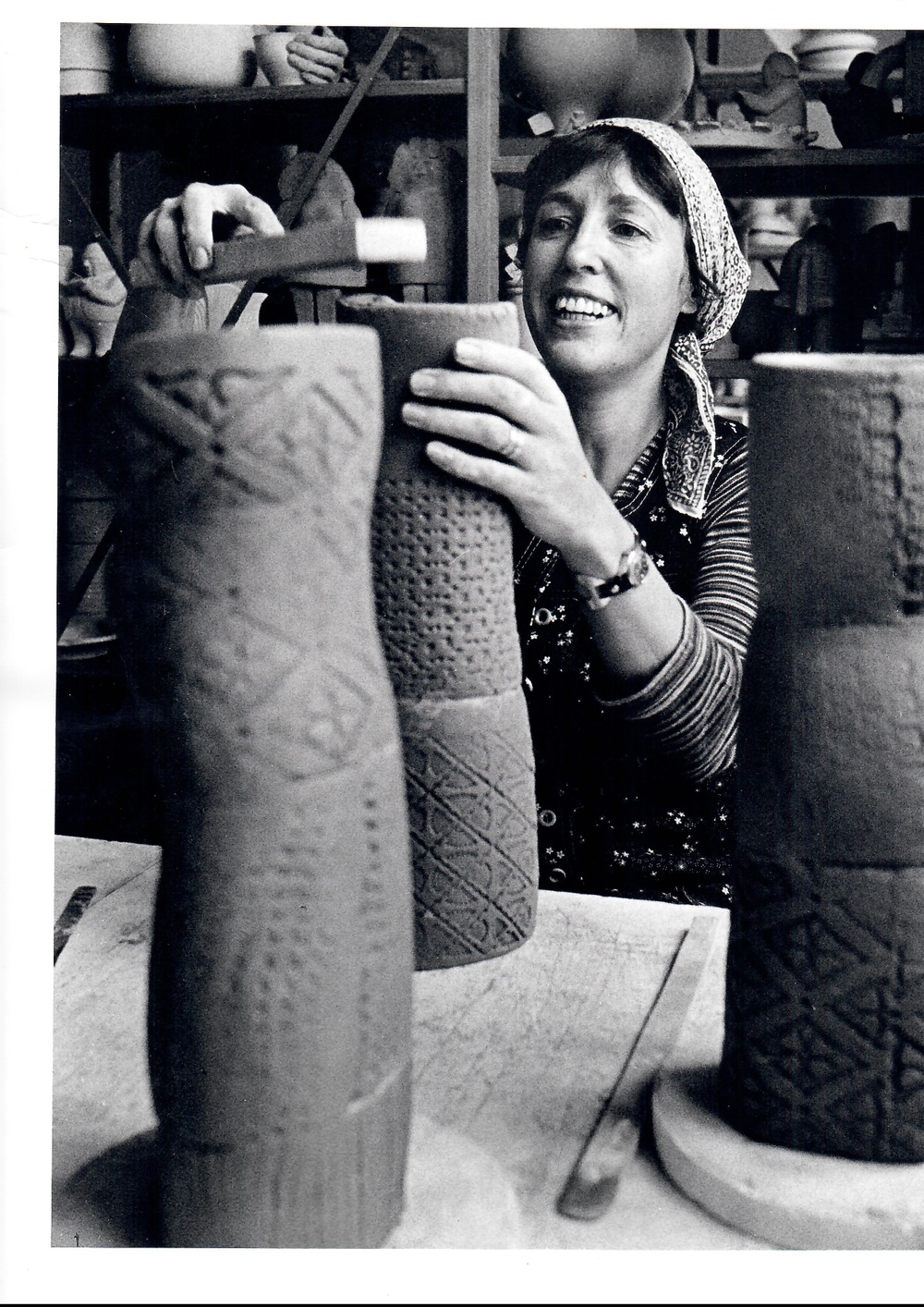 Lisa Larson i arbete med unika stengodskärl i sin ateljé på Gustavsbergs porslinsfabrik 1978. Foto: Lisa Larsons arkiv