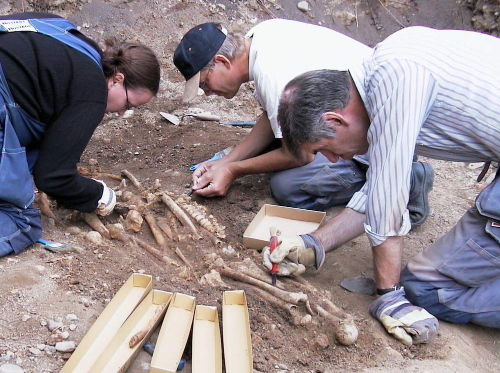Upplandsmuseets arkeologer undersöker skeletten efter stupade i Långfredagsslaget. Foto från Slottsbacken 2001,  Bent Syse, Upplandsmuseet.
