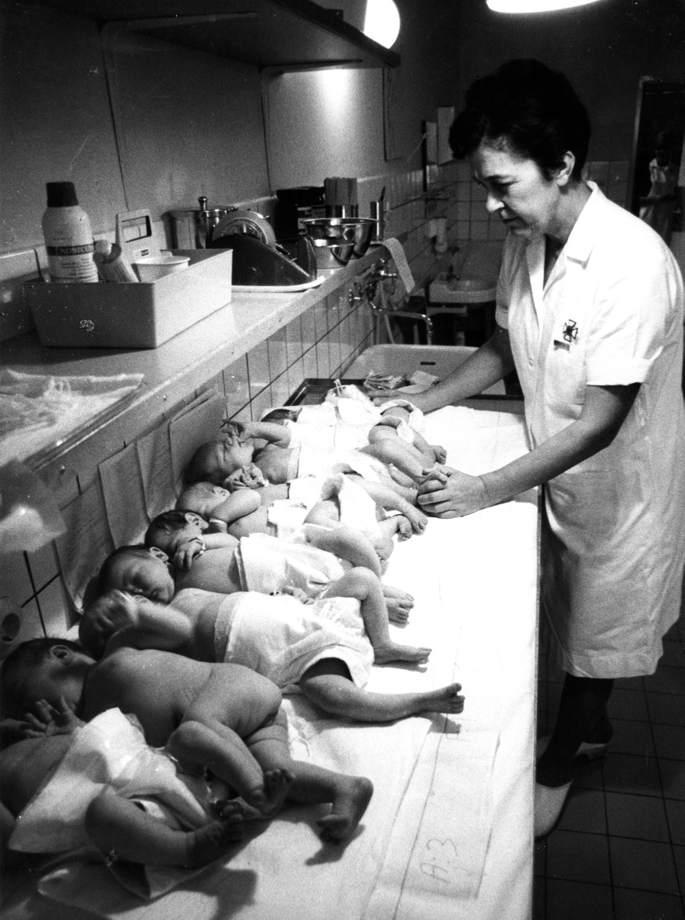 B 3683. Spädbarn i tvättkö på Ängelholms sjukhus. 
Fotograf okänd. Ur Region Skånes medicinhistoriska samling
