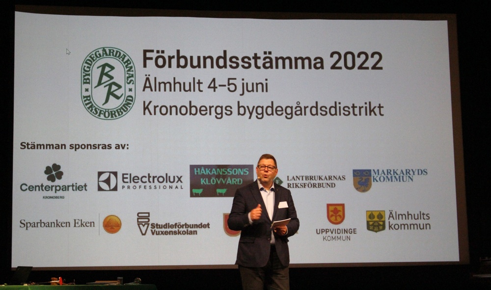 Per Lodenius talar på Bygdegårdarnas Riksförbunds stämma 2022 i Älmhult. Foto: Sandra Carlsson