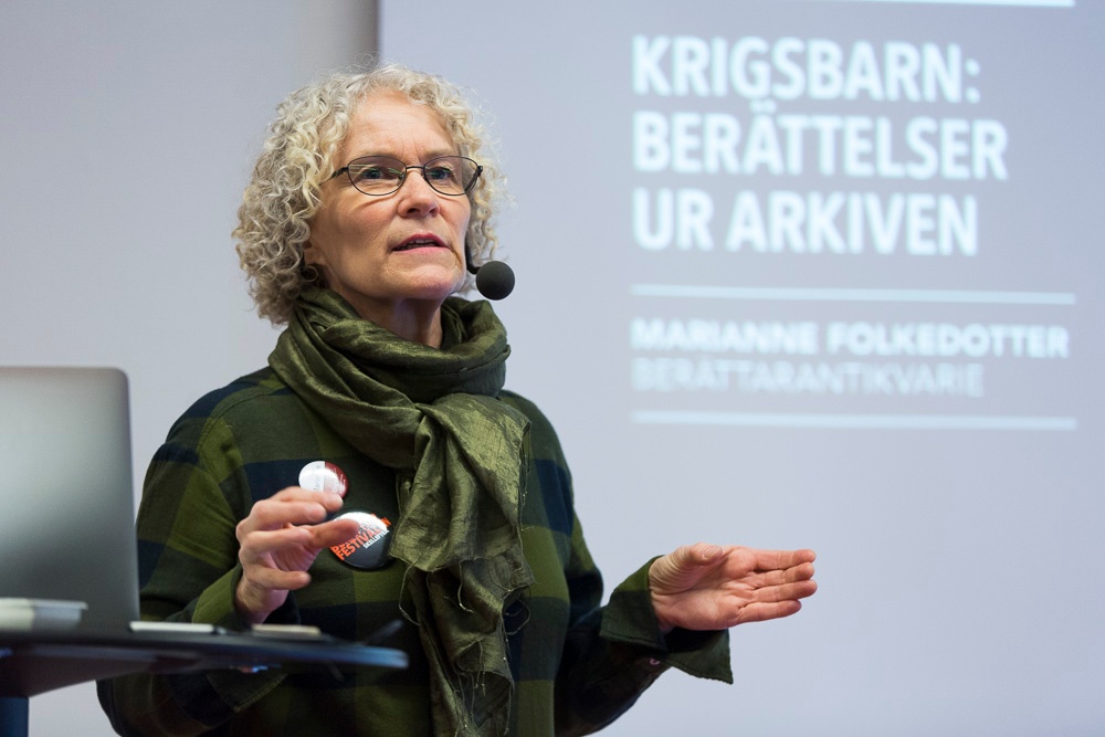 Marianne Folkedotter, berättarantikvarie Västerbottens museum, vid föreläsning på Berättarfestivalen i Skellefteå. Foto: Patrick Degerman.