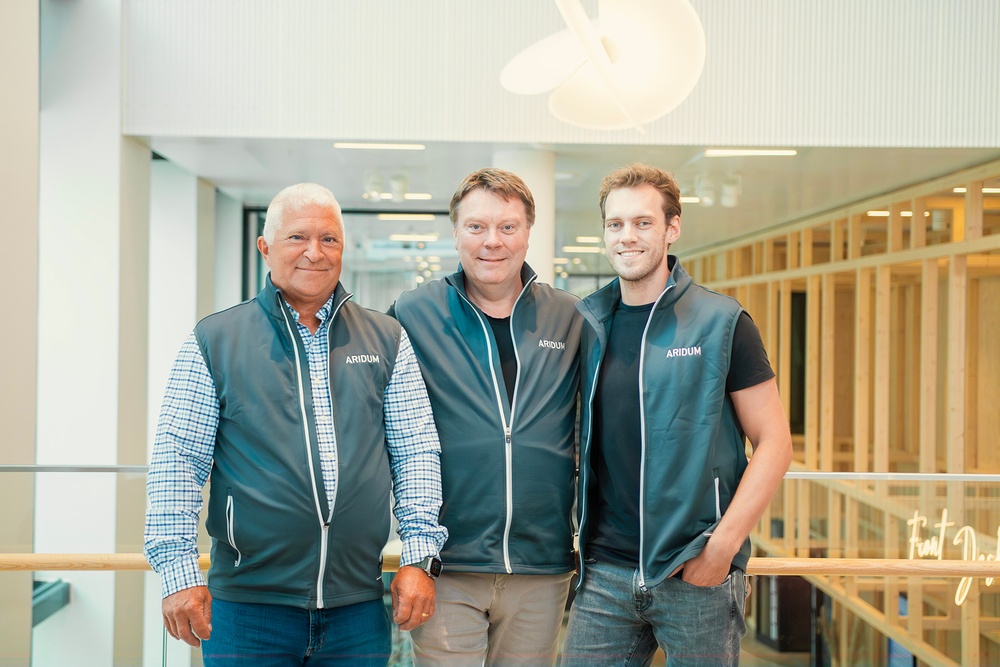 John Höglund, Peter Lindqvist och Lucas Franzén står i en trappa inne i Science Park Towers i Jönköping.