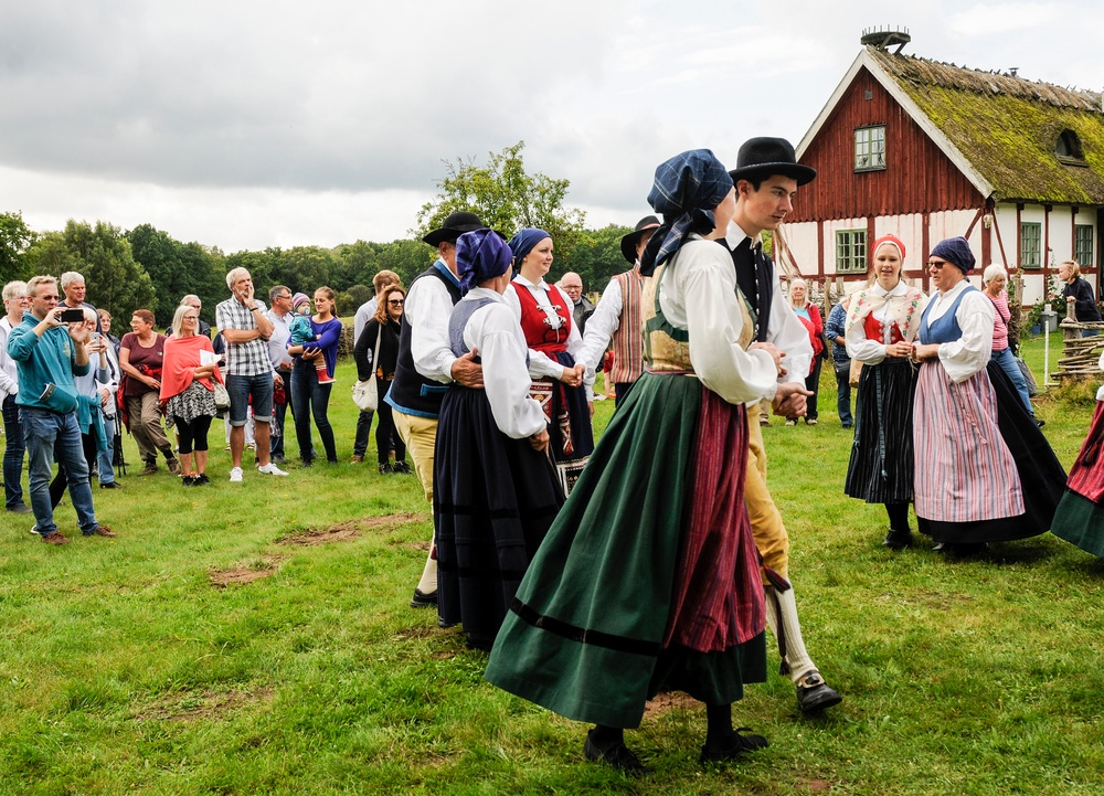 Tornabygdens folkdanslag har folkdansuppvisning. Foto: Viveca Ohlsson/Kulturen