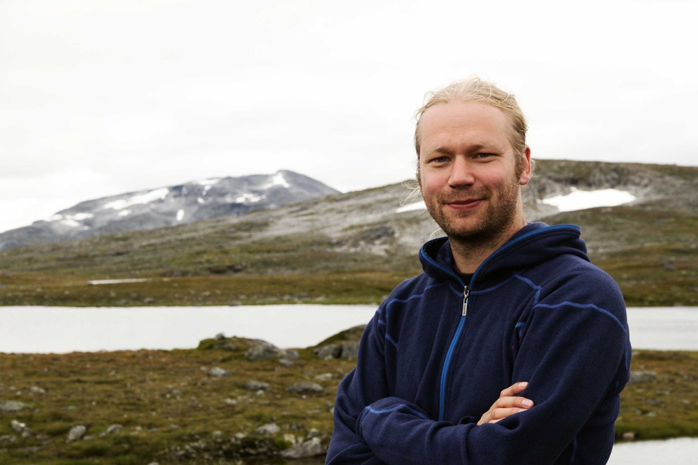 Martin Emtenäs. Författare, journalist och tidigare programledare för "Mitt i naturen". Han föreläser med sitt föredrag "Skarvarnas planet".