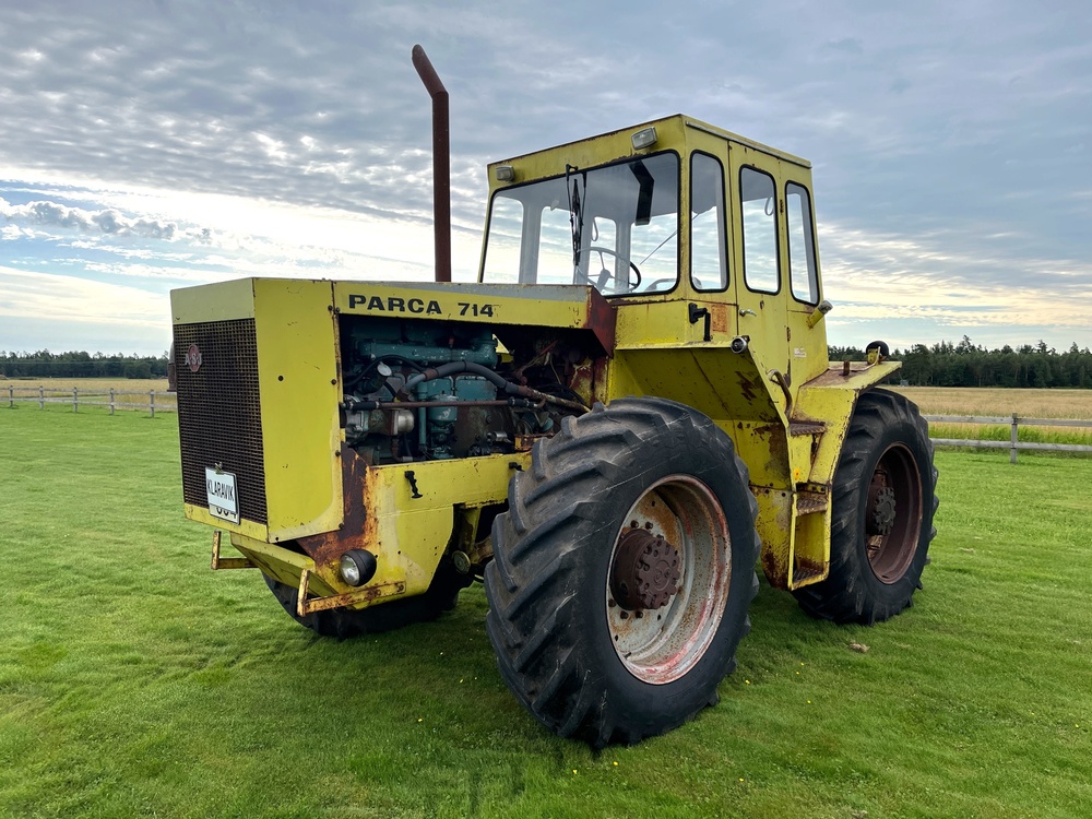 Nu säljs det ovanliga traktor-monstret Parca 714 på Klaravik. 