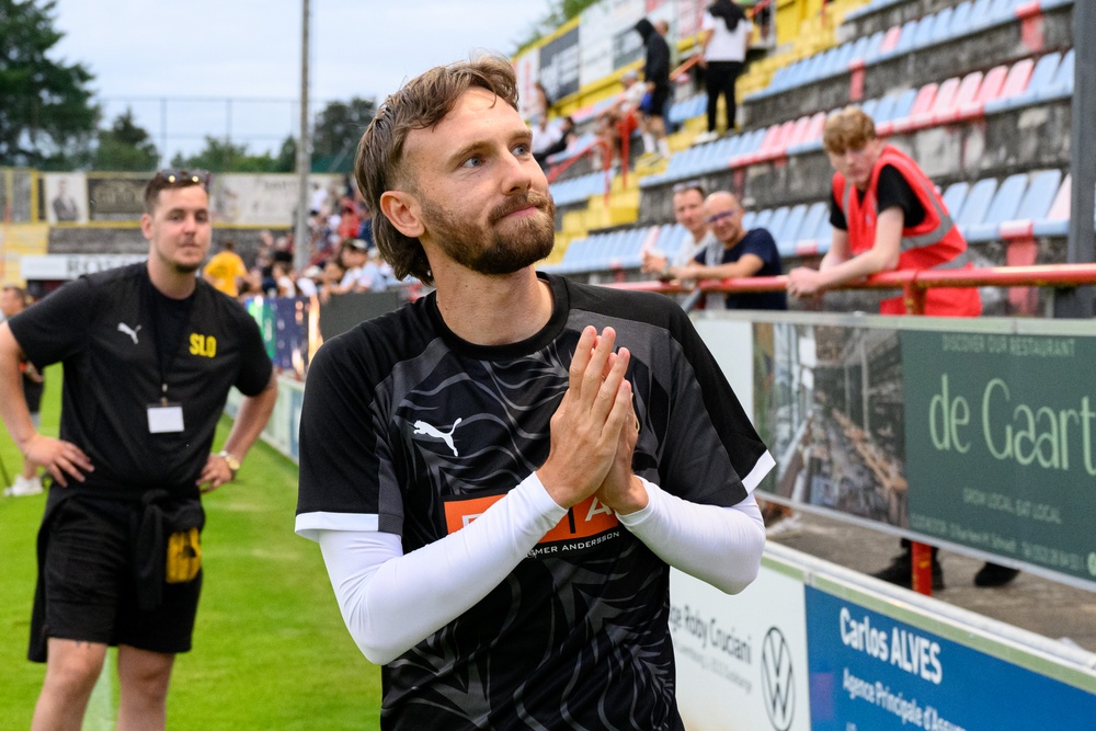 Simon Sandberg tackar supportrarna som tagit sig till Dudelange. 