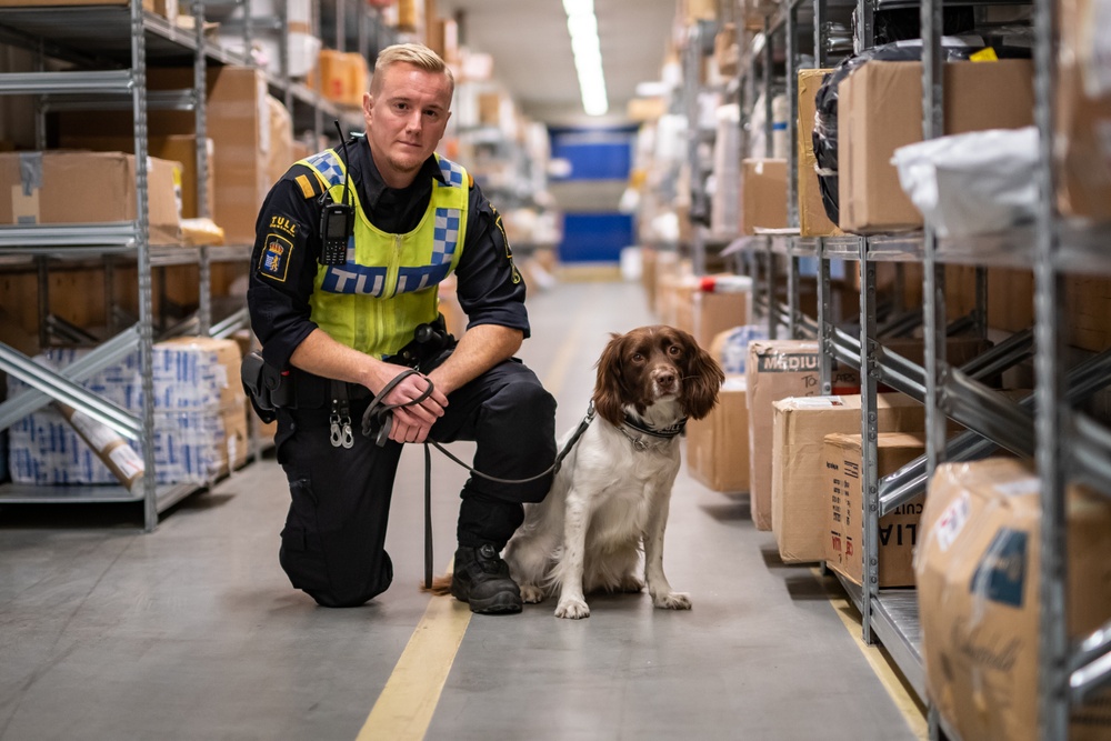 Årets narkotikasökhund 2021 Moss tillsammans med sin förare Christoffer Carlsson. Foto: Lina Kronholm