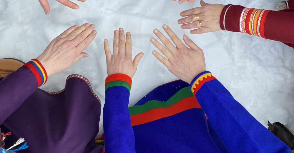 Händer som visar koltar från olika samiska  områden
