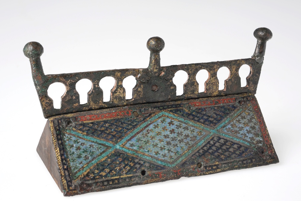 Ett lock tillhörande ett relikskrin av förgylld koppar med emaljinläggningar. Daterat till 1200-talet och tillverkat i Frankrike.