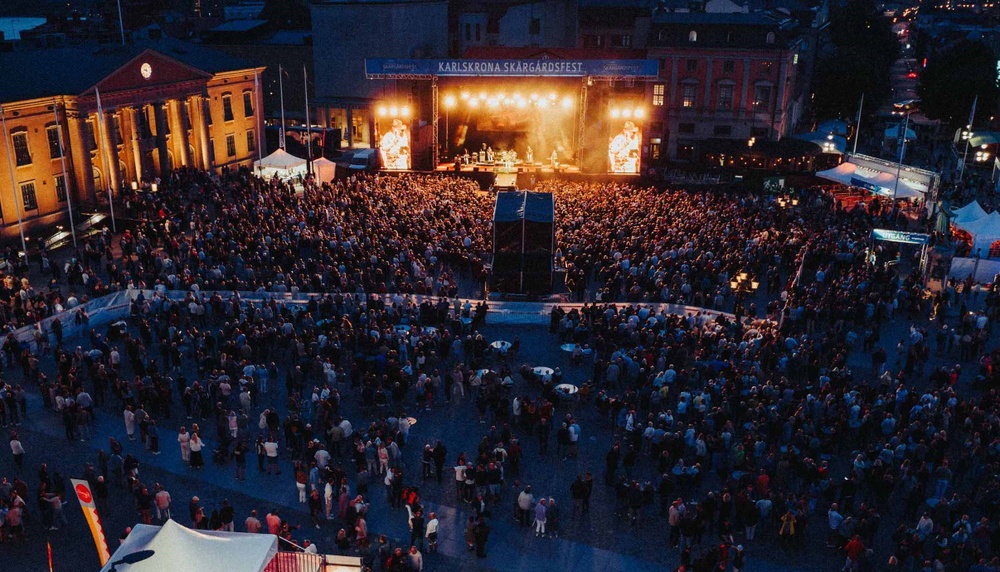 Publikhav framför stora scenen under Karlskrona Skärgårdsfest.