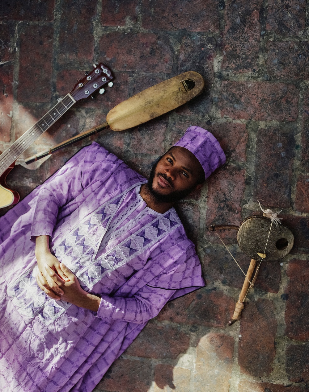 Lägereldsblues för mörka, ensamma nätter. En av Sveriges dolda tillgångar – Ebo Krdum besöker Västerbotten med en repertoar som förenar skandinavisk folkmusik med afropop och afrikansk blues. 