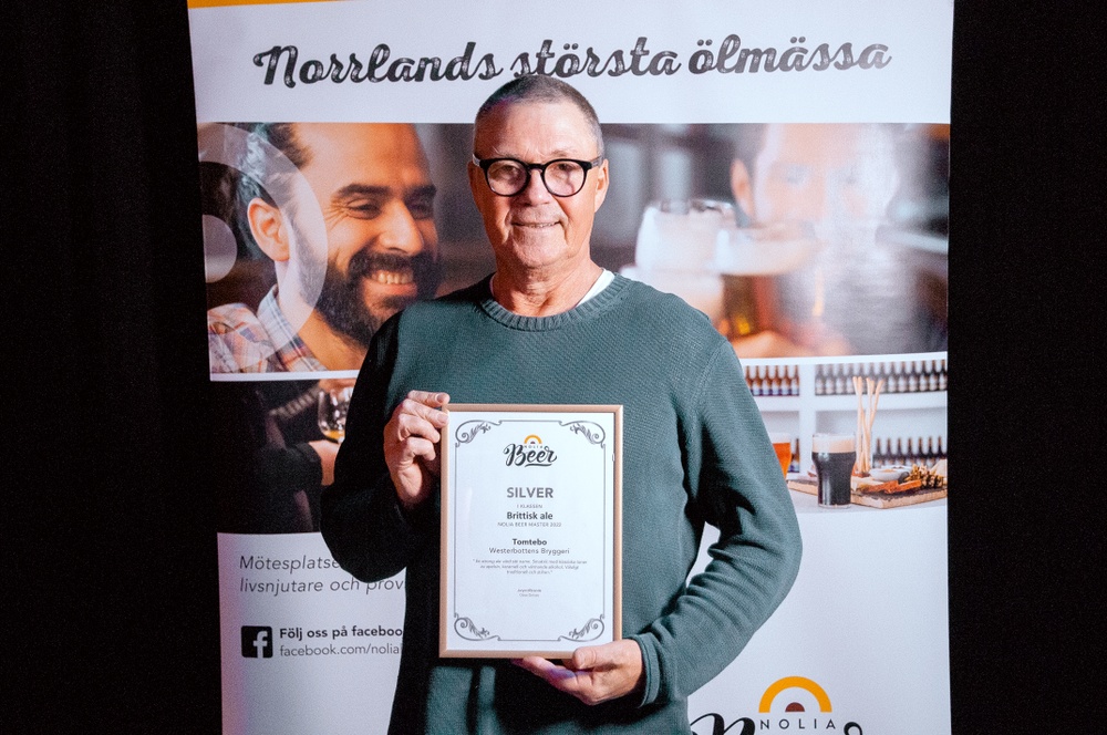 Anders Karlsson på  Westerbottens bryggeri tog emot silverdiplomet för Tomtebo i kategorin brittisk ale.