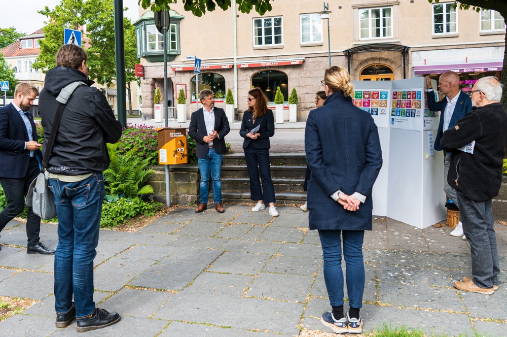 Några personer som var på plats vid invigningen av kommunens färgglada papperskorgar