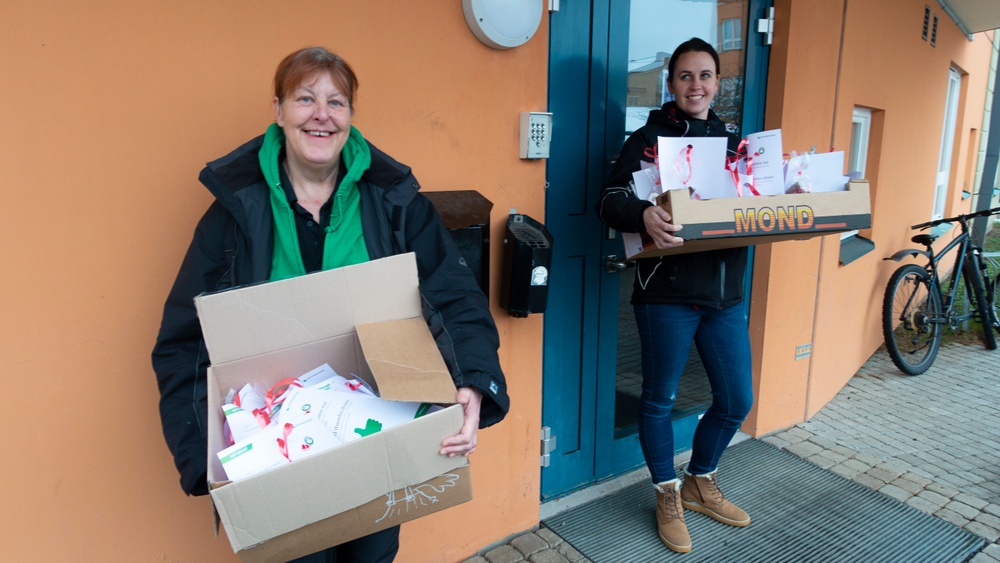 Liselott Johansson, miljövärd och Helen Toftgren, distriktsassitent, delar ut julgodis till korridorerna som städat bäst. 