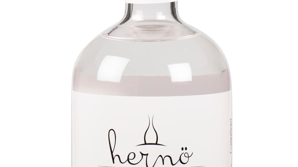 Hernö Old Tom Gin. Hernö Old Tom Gin is made from the same distilled gin as Hernö Gin, but with an extra amount of Meadowsweet added in the distillation and after diluting it down to 43% we add a touch of sugar. The sweetening lifts the floral notes, releases an array of juniper and makes the gin even smoother.