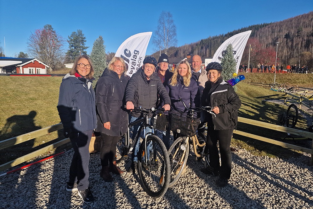 Några av dagens arrangörer, pumptrackinvigare och talare framför pumptrackbanan i Sysslebäck. 