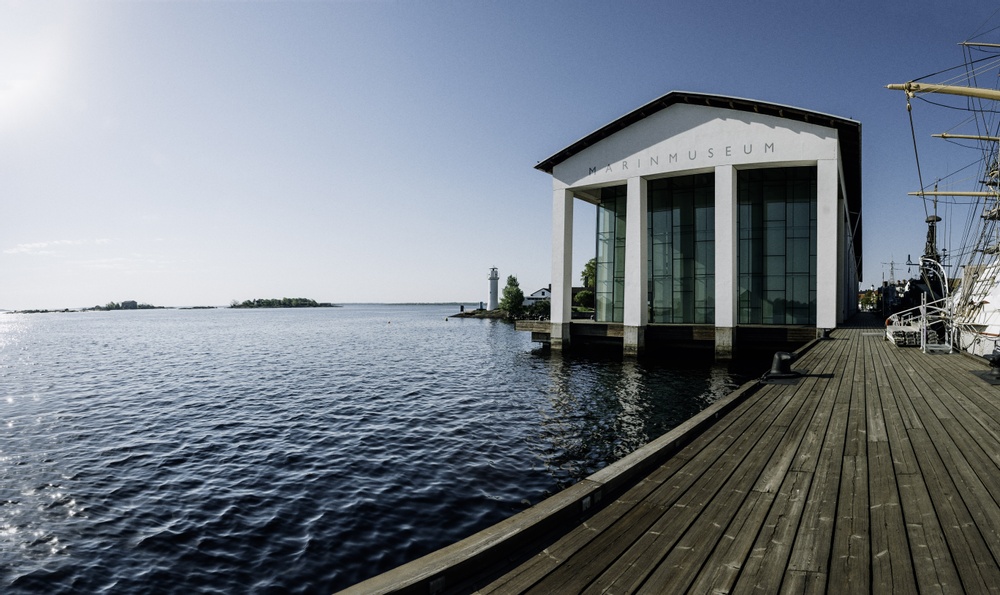 Marinmuseum i Karlskrona sett från bryggan som omger museet.

Foto av: Oliver Lindkvist