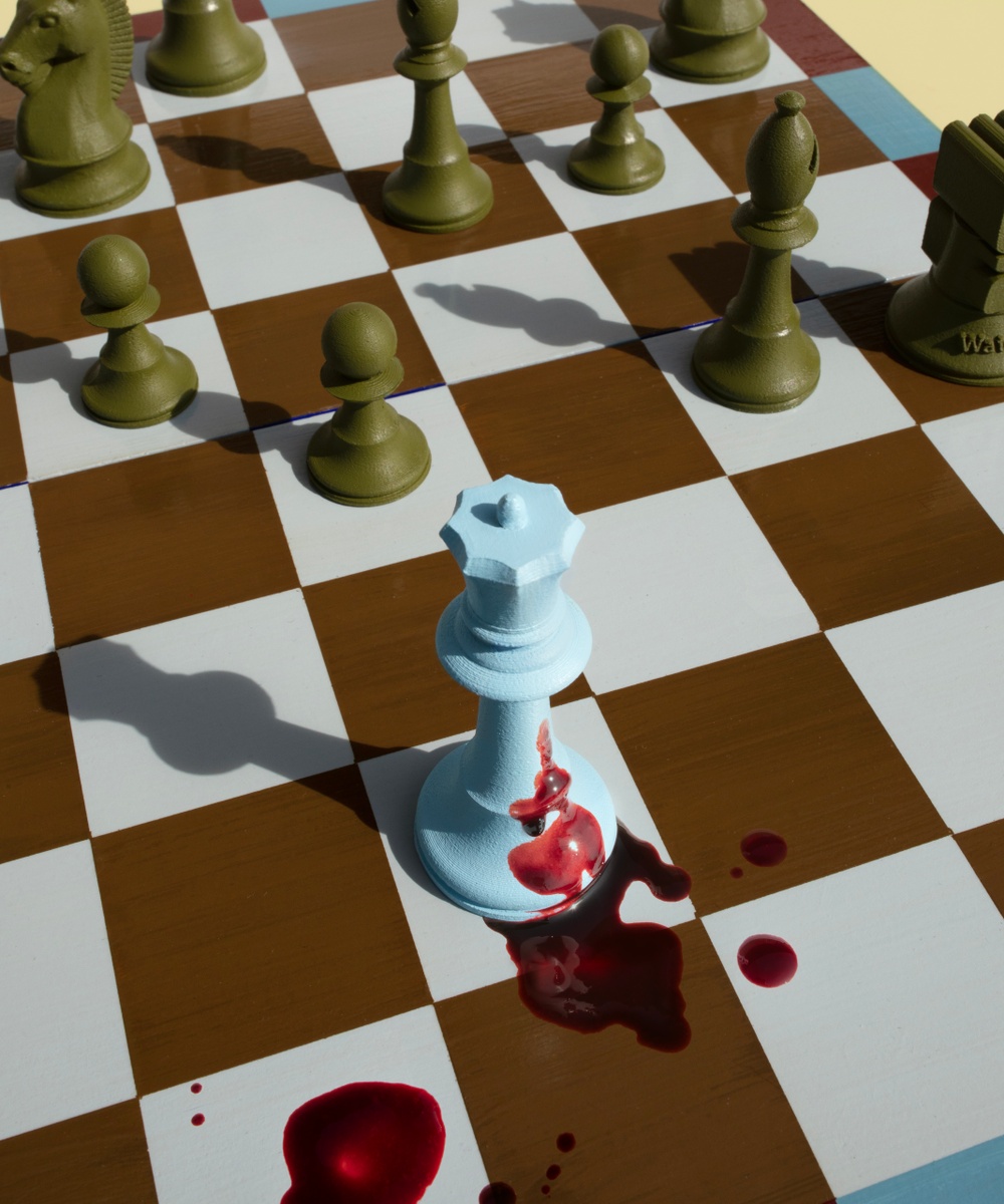 Ett schackspel där drottningspjäsen är blodig.