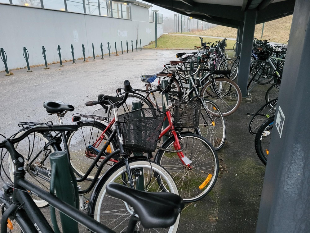 Övergivna cyklar i ett cykelställ
