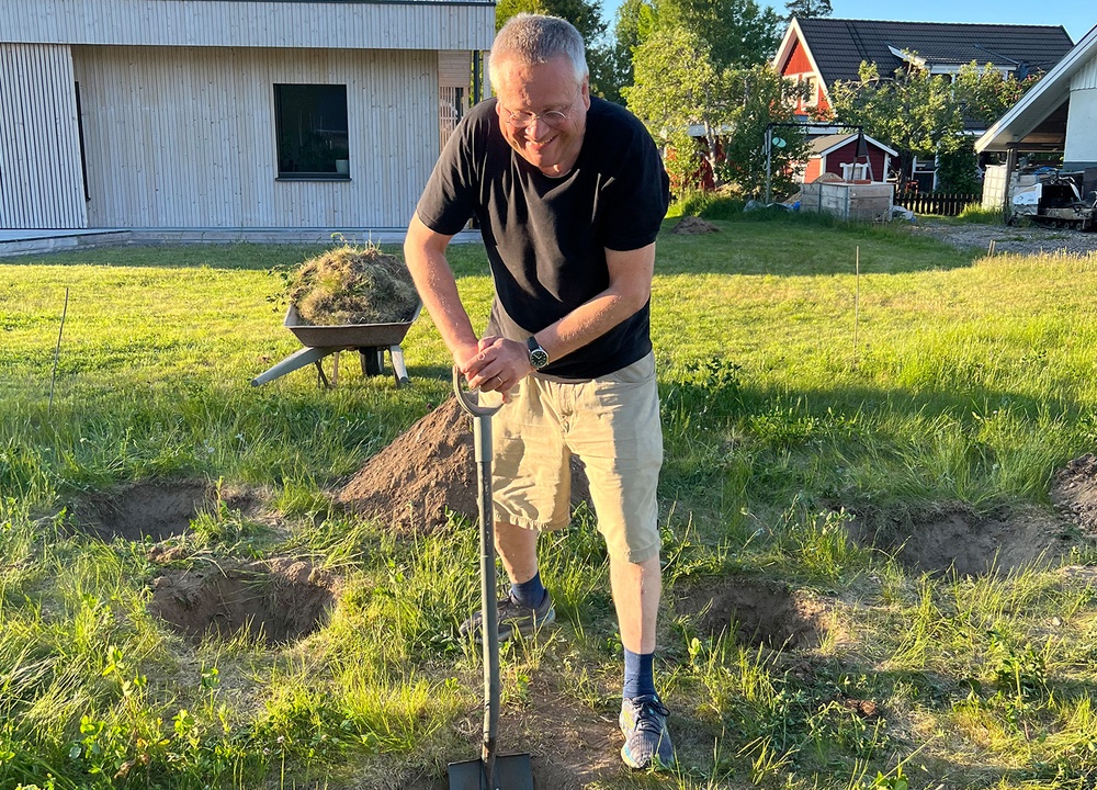 Gunnar gräver i Villazeros trädgård