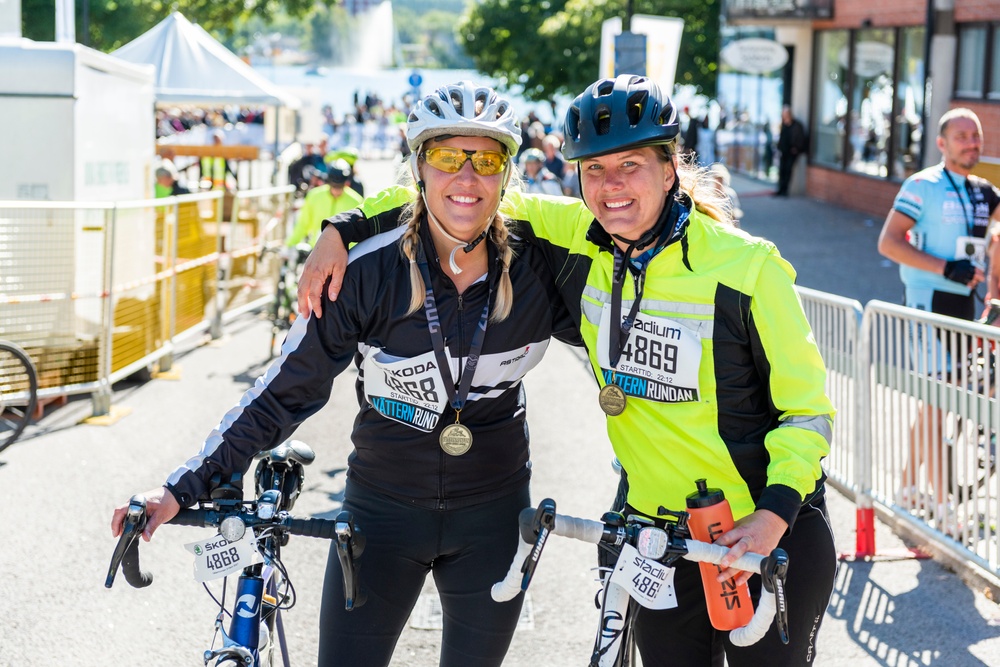 Lyckliga cyklister efter målgången i Vätternrundan 2021.