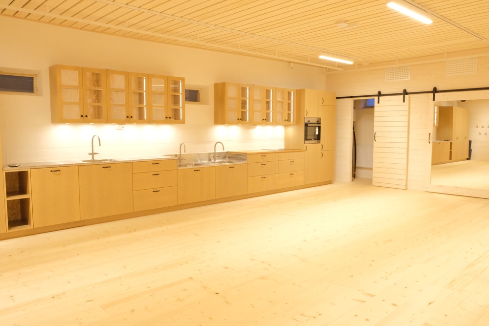 Den nya pedagogiska verkstan, innan möblerna flyttas in. Trä är det dominerande materialet i den ombyggda Allmogehallen. Foto: Jessica Ljung, Kulturen. 