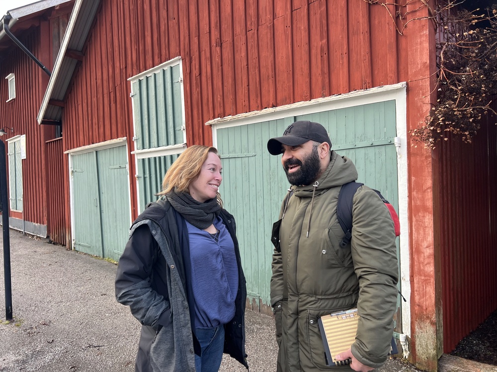 Kommunutvecklare Pernilla Nilsson och locationscout Kamjar Rezaei.