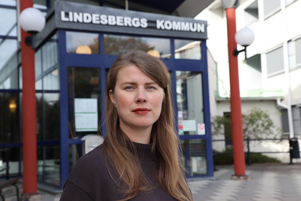 Kanslichef Anna Lundström står framför kommunhuset i Lindesberg. 