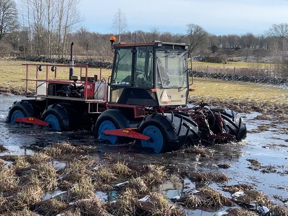 Letar legendarisk maskin som går på vatten? En av Hornborgasjöns främsta räddare i samband med återställningen av sjön letar ny ägare på Klaravik. 