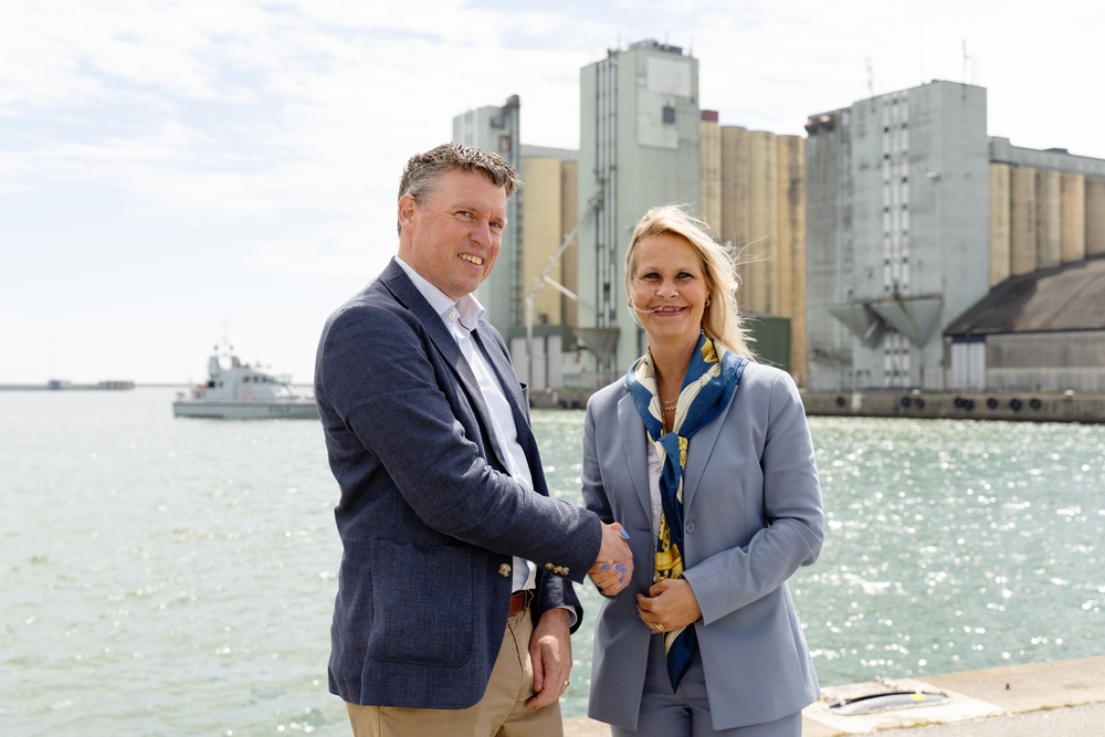 Henrik Fajerson, affärsutvecklingschef, Skanska och Paula Nilsson, kommunstyrelsens ordförande. 