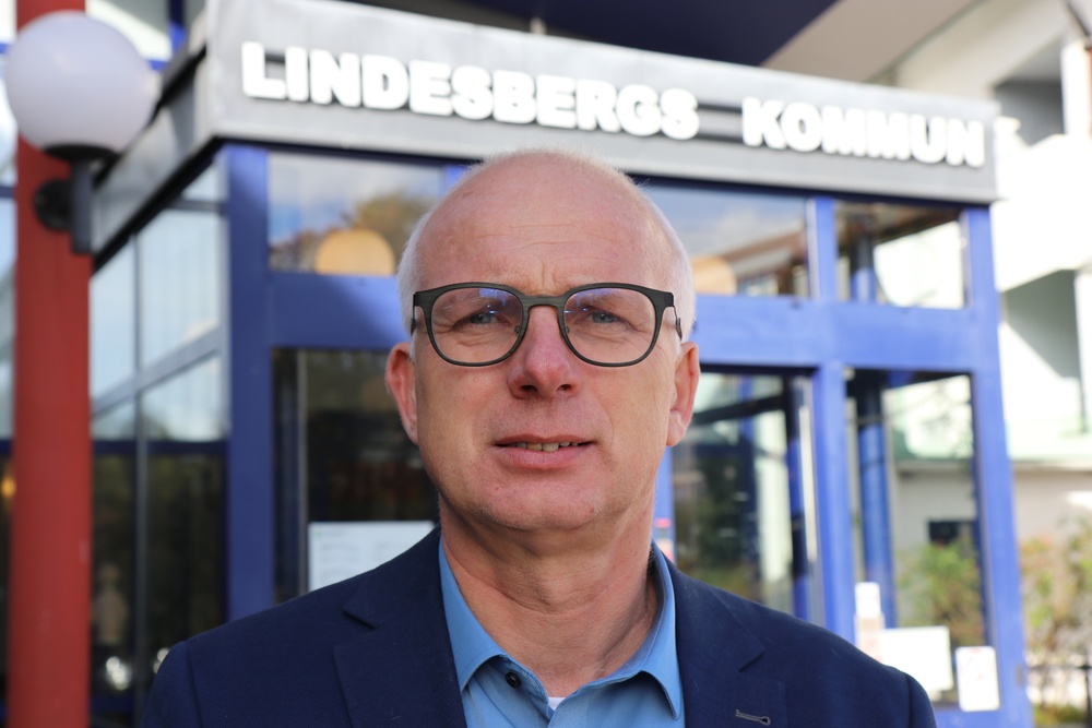 Kommundirektör, Henrik Arenvang står framför kommunhuset i Lindesbergs. 