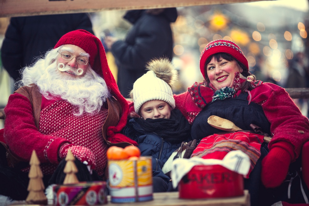 Julenissen og frua sprer glede i gågata i Lillehammeri førjulstiden. Foto Bård Gundersen