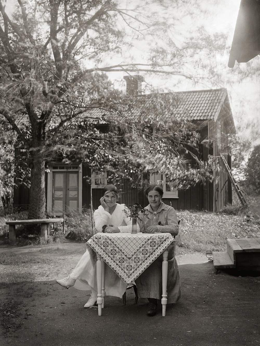 Gårdsplanen hos Axel Karlssons i Forsby, Simtuna socken.
1917-1922
Foto: John Alinder/Upplandsmuseet