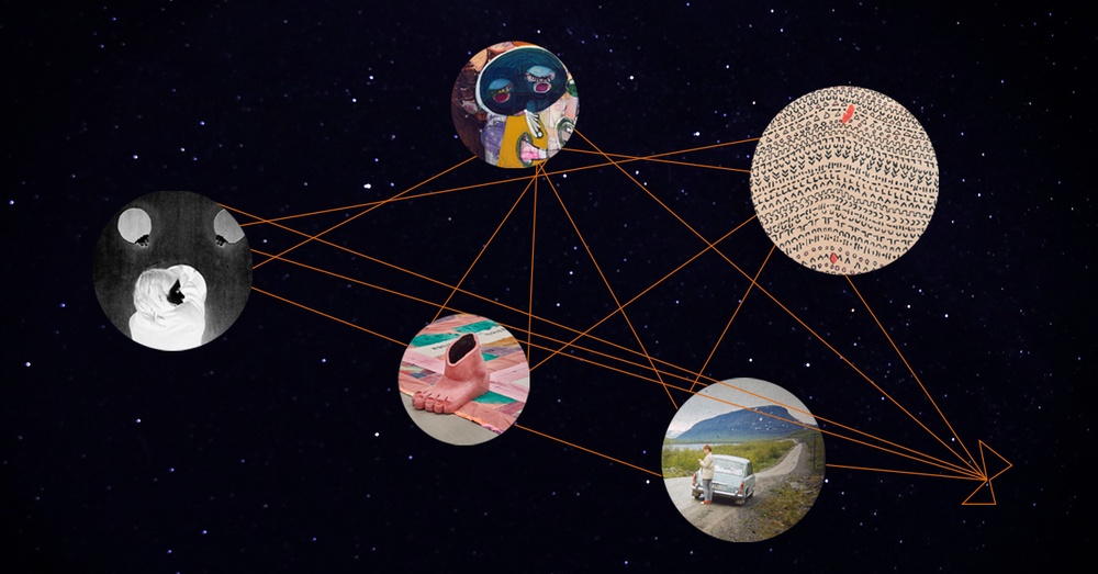 Fem sfäriska himlakroppar innehållande 5 olika konstnärliga uttryck syns mot en mörk stjärnhimmel. Planeterna ninds samman med guldttråd.