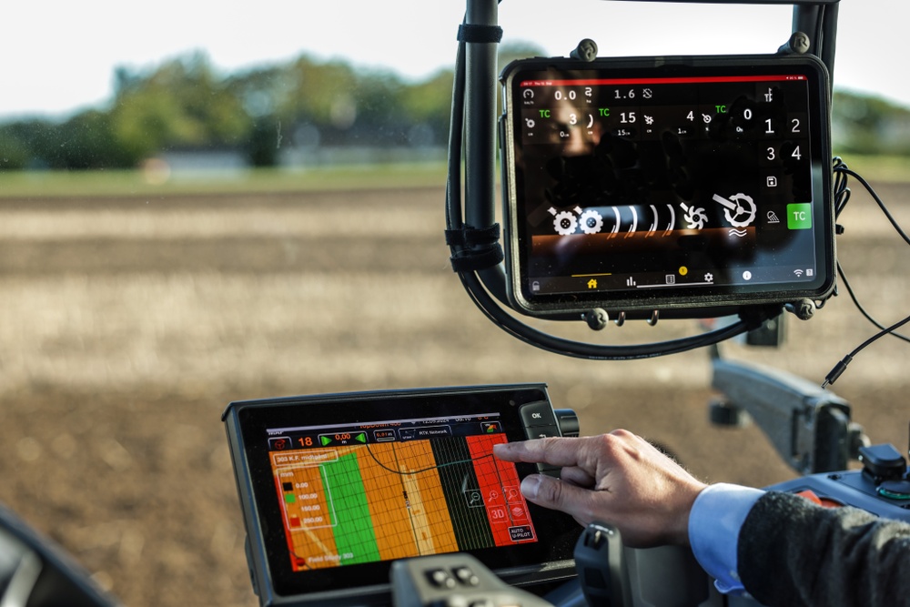 Väderstad cooperates with the tractor manufacturer Valtra to conduct a field study on adapting the tillage intensity to local variations in the field.