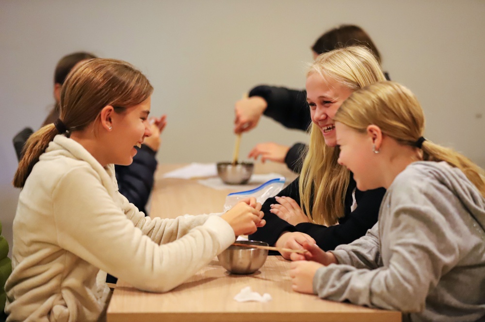 tre glada tjejer under kickoffen för projektet FUTURE för elever från Grums