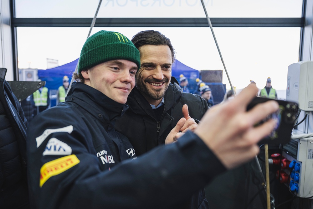 Prince Carl Philip and the Swedish WRC-driver Oliver Solberg got a chat during the service. Foto: Benjamin Aleksander Ward/McKlein. 