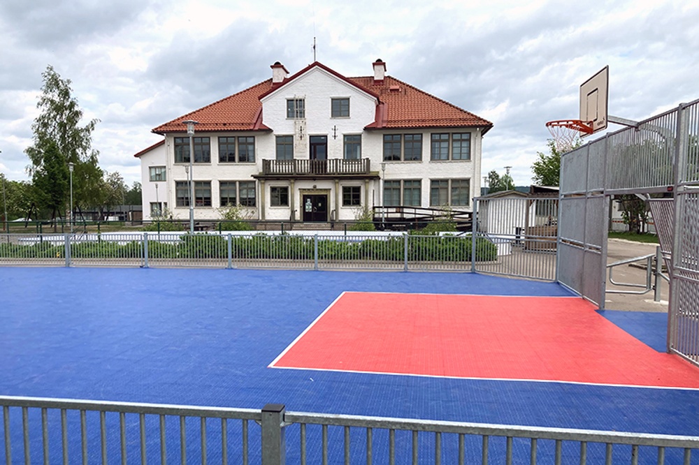 Frykenskolans multiarena är lättillgängligt placerad på skolgården.