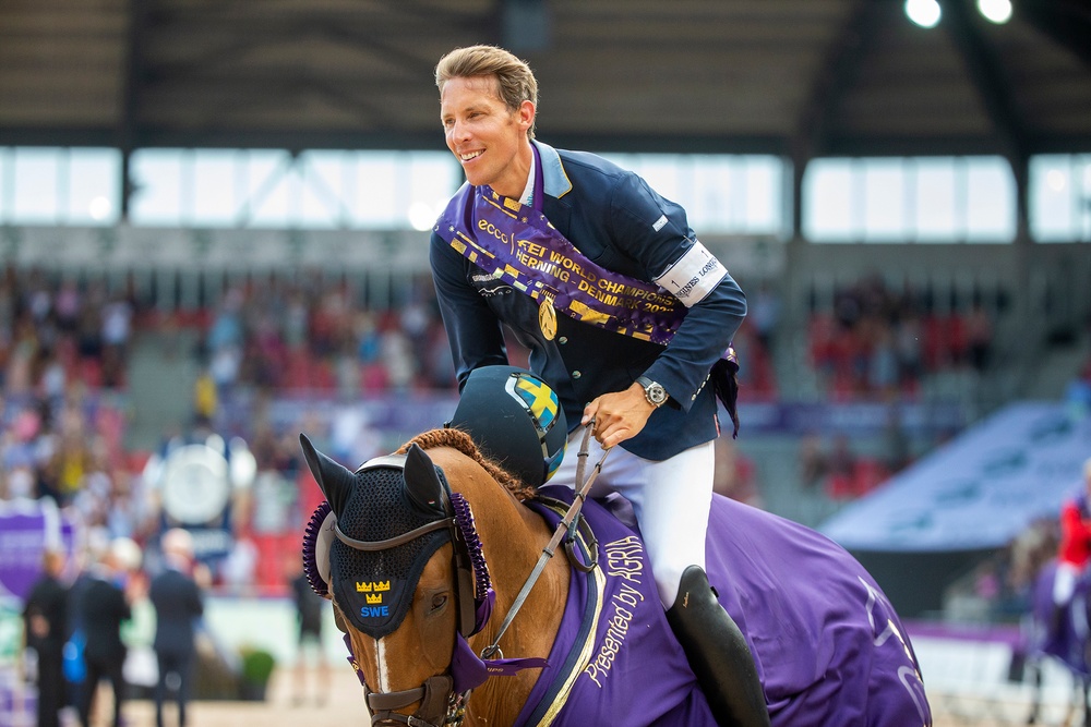 Henrik von Eckermann och King Edward vann VM-guld individuellt i Herning, Danmark, 2022. VM-silver till Jerome Gueyy, BEL med Quel Homme de Hus, VM-bronset till Maikel van der Vleuten, NED med Beauville.
Foto: Roland Thunholm