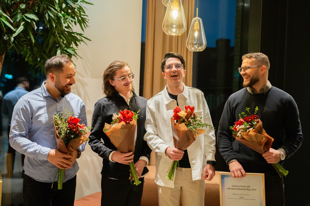 Fadi Chamoun, Viktor Borg, Shahin Pourjanaki och Lirim Bilibani tar emot diplom och blommor på Science Park Towers. 