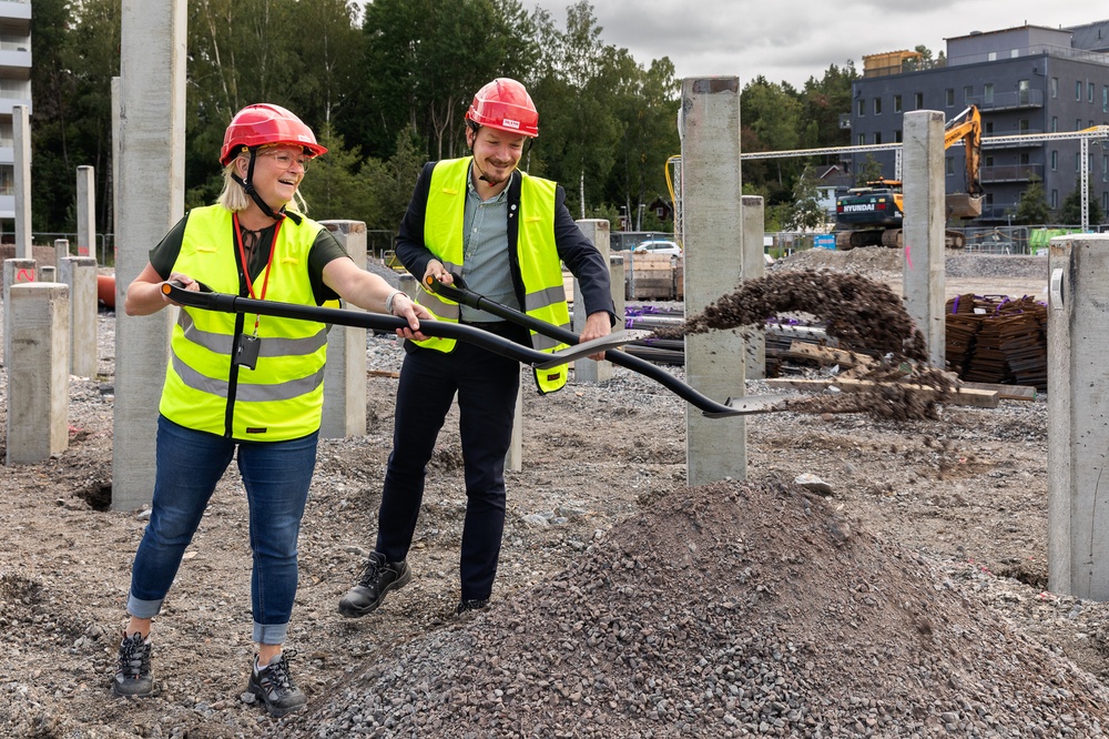 Tillsammans med Linus Björkman (M), ansvarig för samhällsbyggnadsfrågor i Haninge kommun tog Josefine Wikström, chef nya bostäder på Ikano Bostad ett första spadtag för att fira att Ikano Bostad börjar bygga 81 lägenheter i Vega.